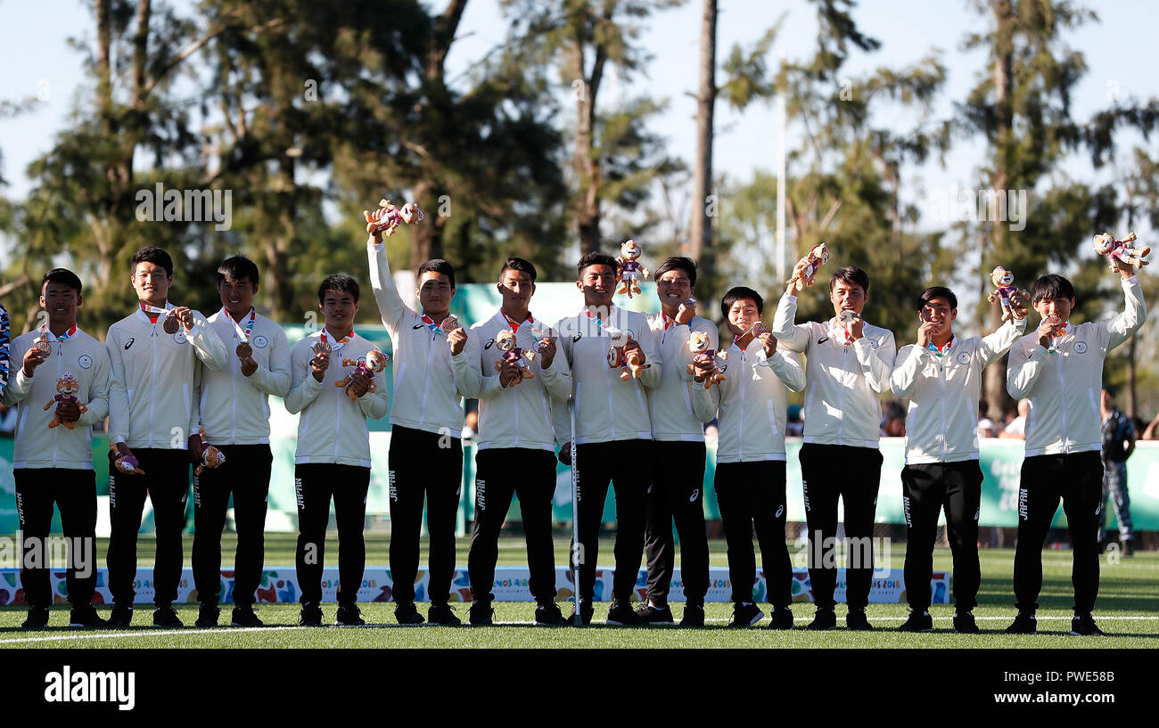 Buyinuosiailisi. 15 ottobre, 2018. Medaglia di bronzo sui giocatori del Giappone celebrare durante la cerimonia di premiazione per gli uomini di Rugby Sevens a Buenos Aires 2018 Olimpiadi della Gioventù a Buenos Aires, Argentina su Ott15, 2018. Credito: Wang Lili/Xinhua/Alamy Live News Foto Stock