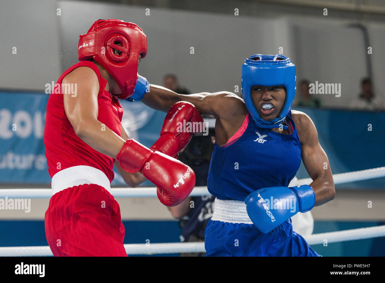 La città di Buenos Aires, la città di Buenos Aires, Argentina. 15 ottobre, 2018. SPORT. La città di Buenos Aires, Argentina - 15 ottobre 2018.- CAROLINE SARA DUBOIS di Gran Bretagna (blu) compete con MAWADA TAGHOUTI della Tunisia (rosso) nella donna la luce (57-60kg) Boxe il giorno nove di Buenos Aires 2018 Olimpiadi della Gioventù presso il Parco Olimpico, il 15 ottobre 2018 nella città di Buenos Aires, Argentina. Credito: Julieta Ferrario/ZUMA filo/Alamy Live News Foto Stock