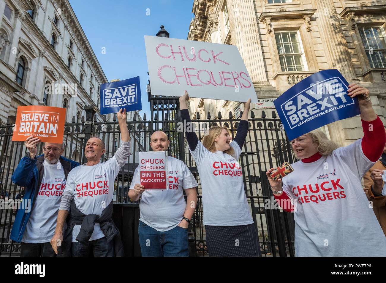Londra, Regno Unito. 16 ottobre, 2018. 'Chuck Chequers' Pro-Brexit attivisti al di fuori di Downing Street sulla mattina di un esteso riunione del gabinetto. Credito: Guy Corbishley/Alamy Live News Foto Stock