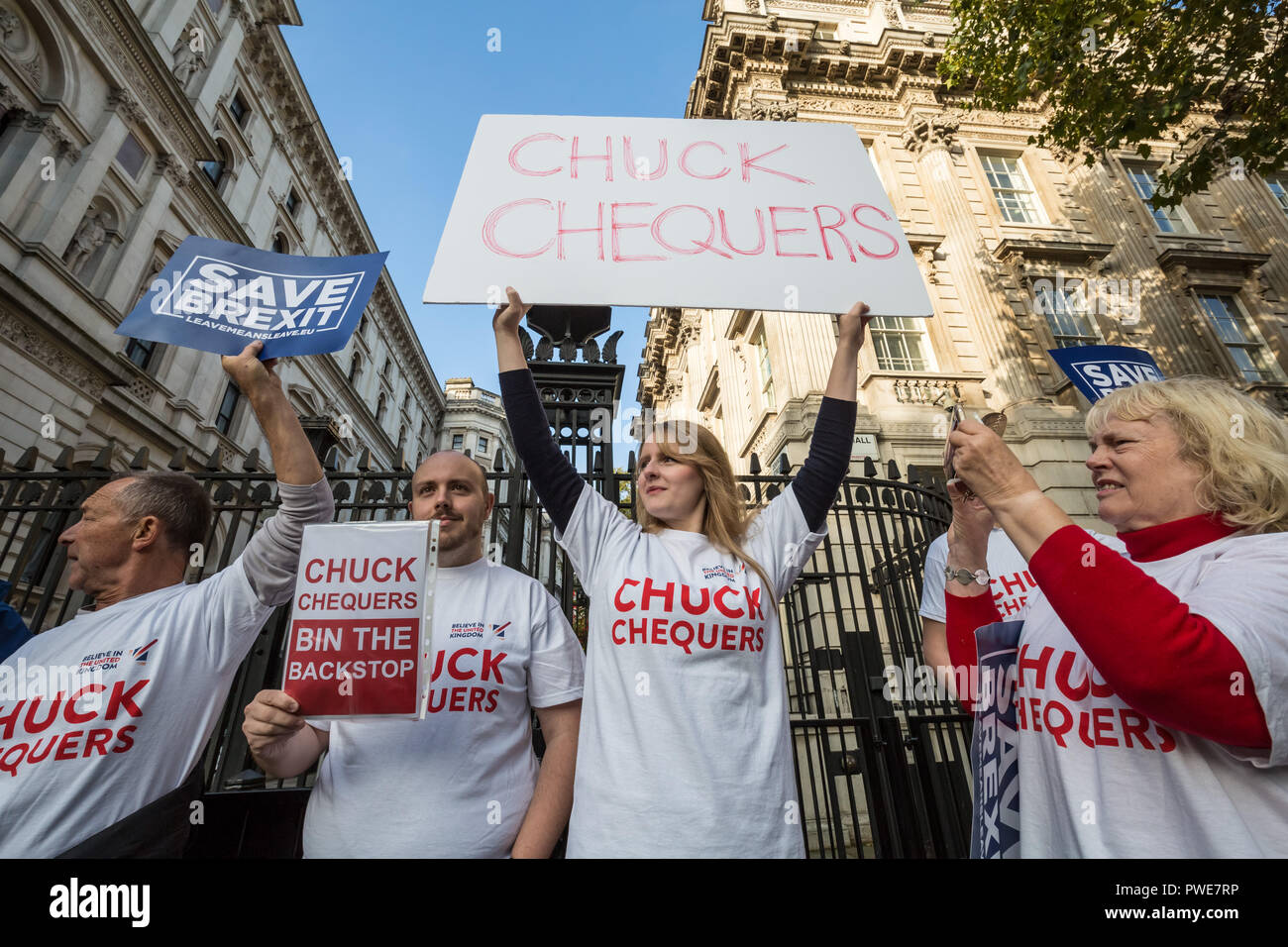 Londra, Regno Unito. 16 ottobre, 2018. 'Chuck Chequers' Pro-Brexit attivisti al di fuori di Downing Street sulla mattina di un esteso riunione del gabinetto. Credito: Guy Corbishley/Alamy Live News Foto Stock