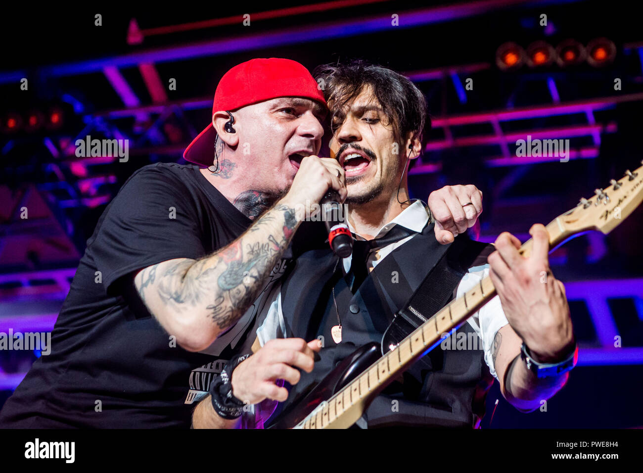 Milano, Italia. 15 ott 2018. J-Ax suona dal vivo a Fabrique in Milano, Italia, il 15 ottobre 2018, per il primo dei dieci sold-out concerto Credito: Mairo Cinquetti/Alamy Live News Foto Stock