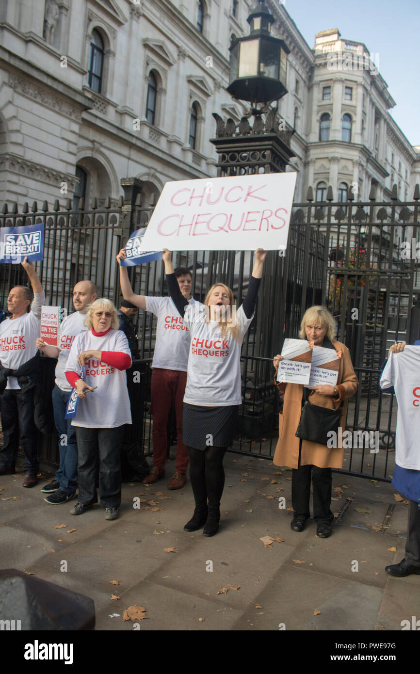 Londra REGNO UNITO. Il 16 ottobre 2018. Un gruppo di Pro Brexit manifestanti tenere cartelloni al di fuori di Downing Street campagne a bin il fermo antiritorno frontiera irlandese e il Chequers piano proposto dal PM Theresa Maggio Credito: amer ghazzal/Alamy Live News Foto Stock