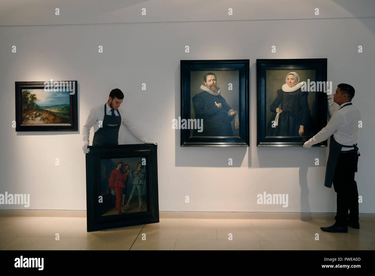 Londra, UK, 16 ott 2018. Christie's arte attesa di gestori di opere di maestri olandesi, (L-R) Jan Breughel il vecchio 's "un ampio landscapef boscosa"; Judith Leyster 's 'buon Company"; Frans Hals "Ritratto di Gentiluomo tenendo un paio di guanti e ' Ritratto di una dama tenendo un fazzoletto di' alla casa d'aste Christie's a Londra, nel Regno Unito, martedì 16 ottobre, 2017. I pezzi sono attesi per ottenere £5milioni, £2.5million e £ 12 milioni di euro per la coppia rispettivamente quando arrivano all'asta come parte del Albada Jelgersma Collezione vendita durante Christie's Classic settimana di dicembre. Foto : © Luca Foto Stock