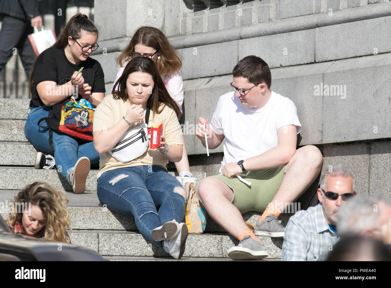 Londra, Regno Unito. Xvi oct, 2018. Persone piace l'autunno piacevole sole e caldo in Trafalgar Square alla fine di tempesta Callum Credito: amer ghazzal/Alamy Live News Foto Stock