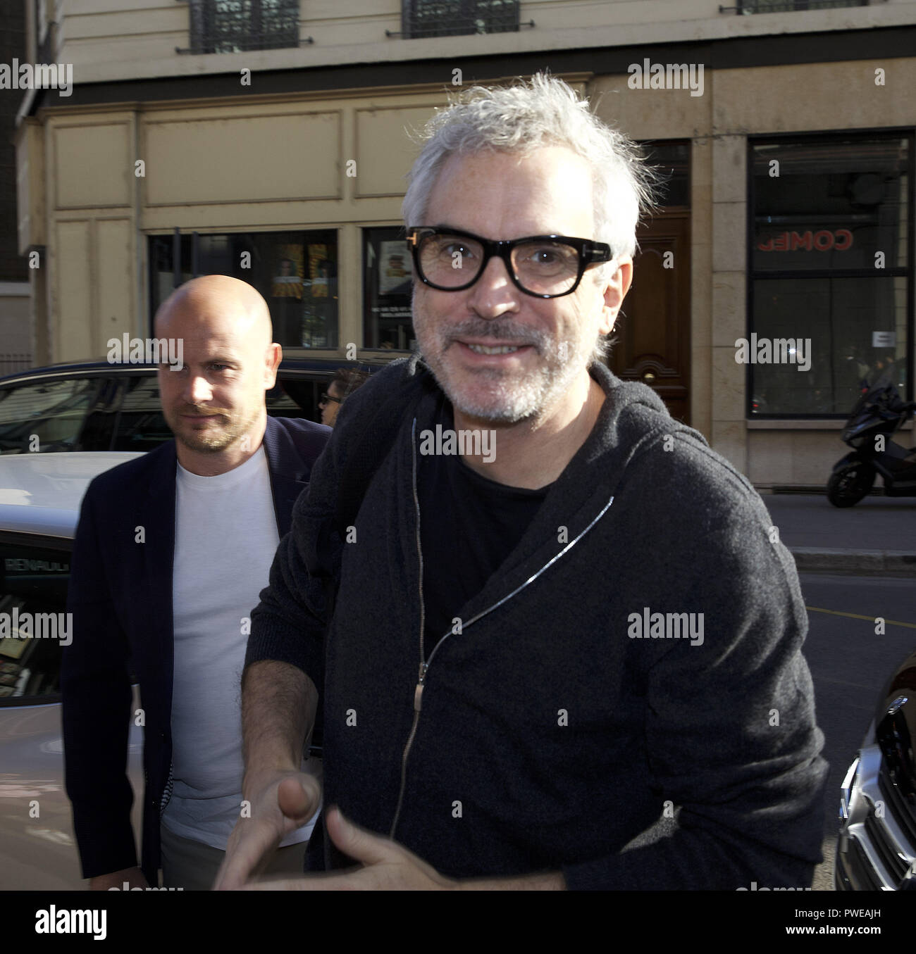 Lione, Francia. Xvi oct, 2018. Direttore messicano Alfonso CuarÃ³n (gravità, Harry Potter e il prigioniero di Azkaban) arriva a la Comedie teatro Odeon a Lione, in Francia per prendere parte a una Master Class durante questo anno il Festival Lumiere. Il Festival Lumiere è un film festival che si tiene ogni ottobre ed è chiamato in onore del Lumia¨re fratelli, chi ha inventato la cinematografia a Lione nel 1895. Il festival si concentra sulla storia del cinema con una linea dedicata alle opere del passato attraverso stampe ripristinate, retrospettive e omaggi. Credito: James Colburn/ZUMA filo/Alamy Live News Foto Stock