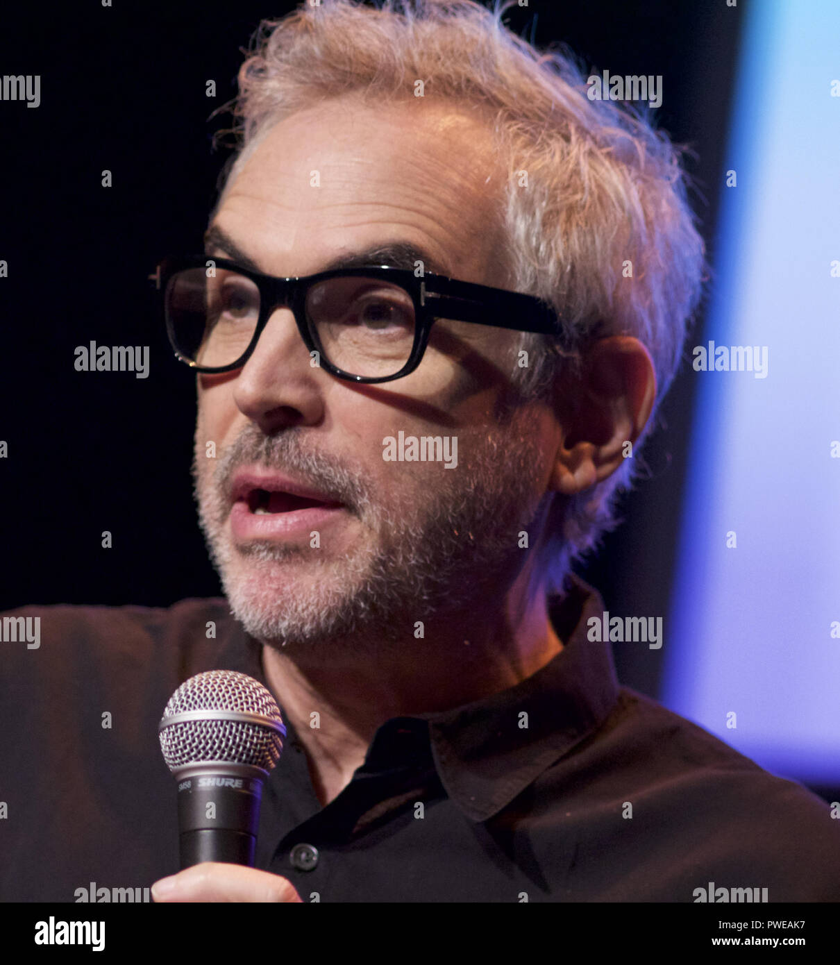 Lione, Francia. Xvi oct, 2018. Direttore messicano Alfonso CuarÃ³n (gravità, Harry Potter e il prigioniero di Azkaban) prende parte a una Master Class durante questo anno il Festival Lumiere. Il Festival Lumiere è un film festival che si tiene ogni ottobre ed è chiamato in onore del Lumia¨re fratelli, chi ha inventato la cinematografia a Lione nel 1895. Il festival si concentra sulla storia del cinema con una linea dedicata alle opere del passato attraverso stampe ripristinate, retrospettive e omaggi. Credito: James Colburn/ZUMA filo/Alamy Live News Foto Stock