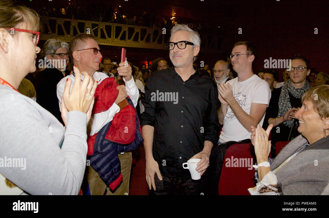 Lione, Francia. Xvi oct, 2018. Direttore messicano Alfonso CuarÃ³n (gravità, Harry Potter e il prigioniero di Azkaban) arriva a la Comedie teatro Odeon a Lione, in Francia per prendere parte a una Master Class durante questo anno il Festival Lumiere. Il Festival Lumiere è un film festival che si tiene ogni ottobre ed è chiamato in onore del Lumia¨re fratelli, chi ha inventato la cinematografia a Lione nel 1895. Il festival si concentra sulla storia del cinema con una linea dedicata alle opere del passato attraverso stampe ripristinate, retrospettive e omaggi. Credito: James Colburn/ZUMA filo/Alamy Live News Foto Stock