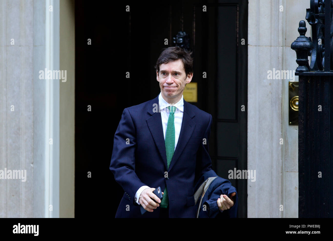 A Downing Street, Londra, Regno Unito. Il 16 ottobre 2018. Un flusso costante del Partito conservatore MPs e coetanei arrivano e partono a Downing Street per un esteso riunione del gabinetto dove Brexit antiretro decisione è in corso di discussione. Immagine: MP Rory Stewart lasciando n. 10Credito: Malcolm Park/Alamy Live News. Foto Stock