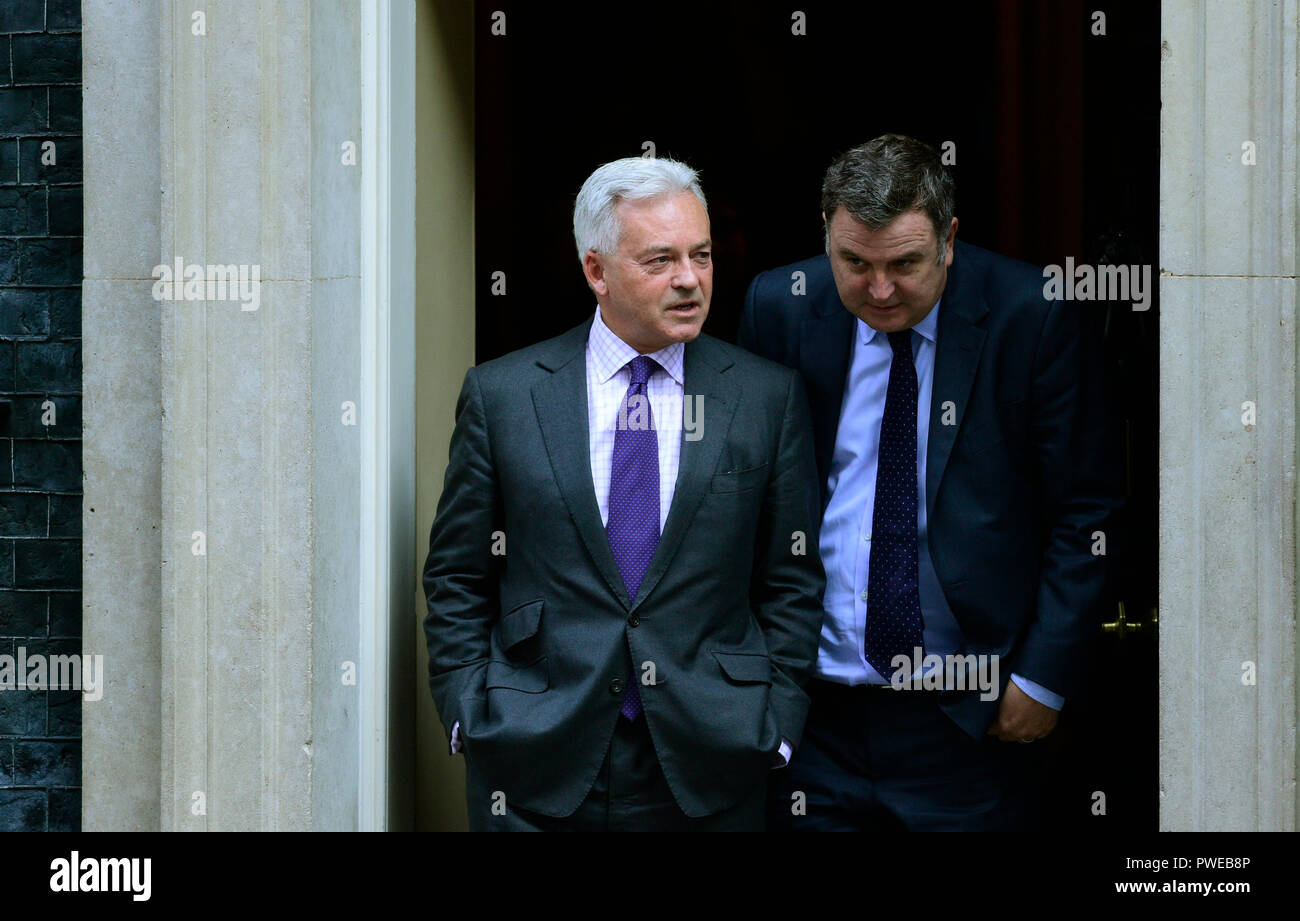 A Downing Street, Londra, Regno Unito. Il 16 ottobre 2018. Un flusso costante del Partito conservatore MPs e coetanei arrivano e partono a Downing Street per un esteso riunione del gabinetto dove Brexit antiretro decisione è in corso di discussione. Immagine: MP Alan Duncan non lascia 10. Credito: Malcolm Park/Alamy Live News. Foto Stock