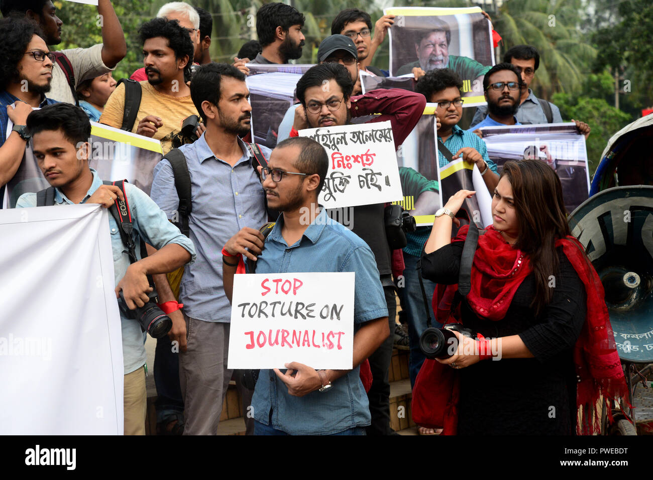 Dacca, Bangladesh, Ott 16 2018. Fotografi del Bangladesh ha organizzato una manifestazione di protesta con tenere la loro fotocamera chiedono il rilascio di notare fotografo Shahidul Alam all università di Dhaka zona universitaria a Dhaka, nel Bangladesh. Il 16 ottobre 2018 Credit: Mamunur Rashid/Alamy Live News Foto Stock