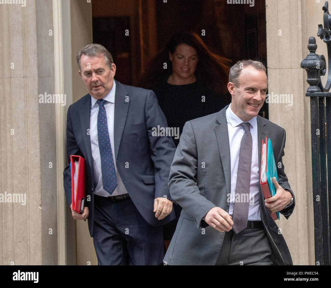 Londra 16 ottobre 2018, il dottor Liam Fox MP PC, commercio internazionale, Segretario (sinistra) e Dominic Raab MP PC, Brexit Segretario,, lasciare dopo tre ore armadio critica incontro a 10 Downing Street, Londra Credit Ian Davidson/Alamy Live News Foto Stock