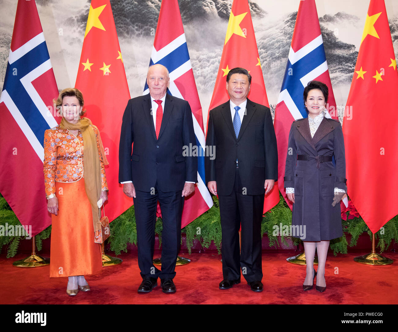 Pechino, Cina. Xvi oct, 2018. Il presidente cinese Xi Jinping (seconda R) e sua moglie Peng Liyuan (1R) posano per una foto di gruppo con re Harald V (2 L) e la regina Sonja di Norvegia a Pechino Capitale della Cina, 16 ottobre 2018. Xi ha avuto colloqui con il Re Harald V di Pechino su Martedì. Credito: Li Xueren/Xinhua/Alamy Live News Foto Stock