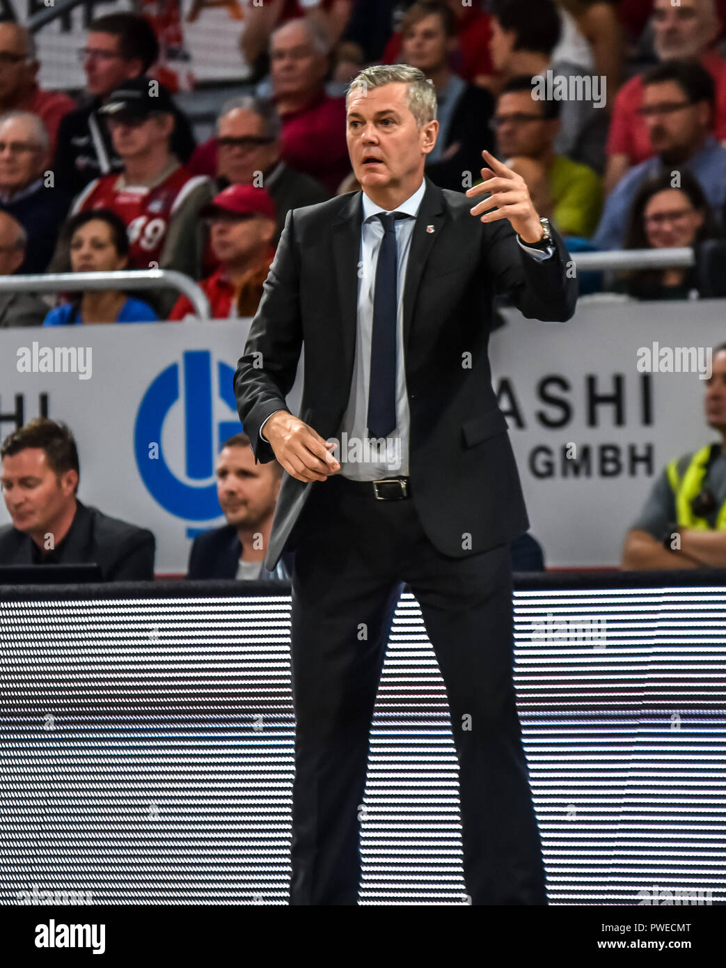 Germania, Bamberg, Brose Arena - 15. Ott 2018 - BBL, Basket, 1.Bundesliga - Brose Bamberg vs MHP RIESEN Ludwigsburg - Immagine  (da L-R) Ainars Bagatskis (Brose Bamberg, Head Coach) Foto: HMB Media/ Ryan Evans Credito: Ryan Evans/Alamy Live News Foto Stock