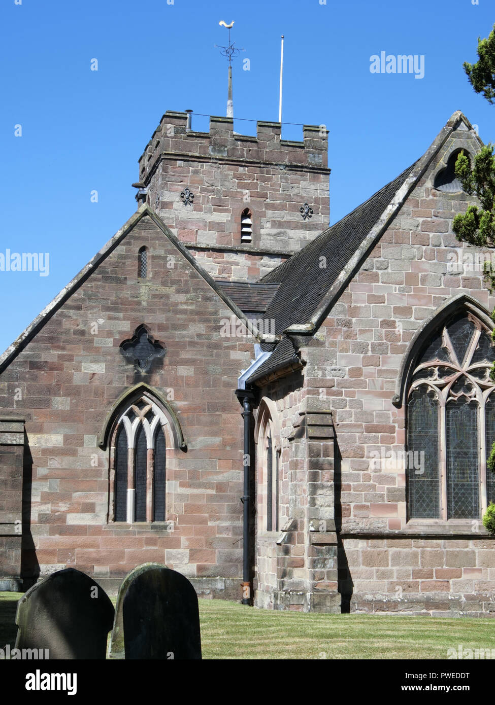 Tutti i santi della chiesa di Inghilterra Chiesa Parrocchiale, Trysull, South Staffordshire, Inghilterra, Regno Unito in estate Foto Stock