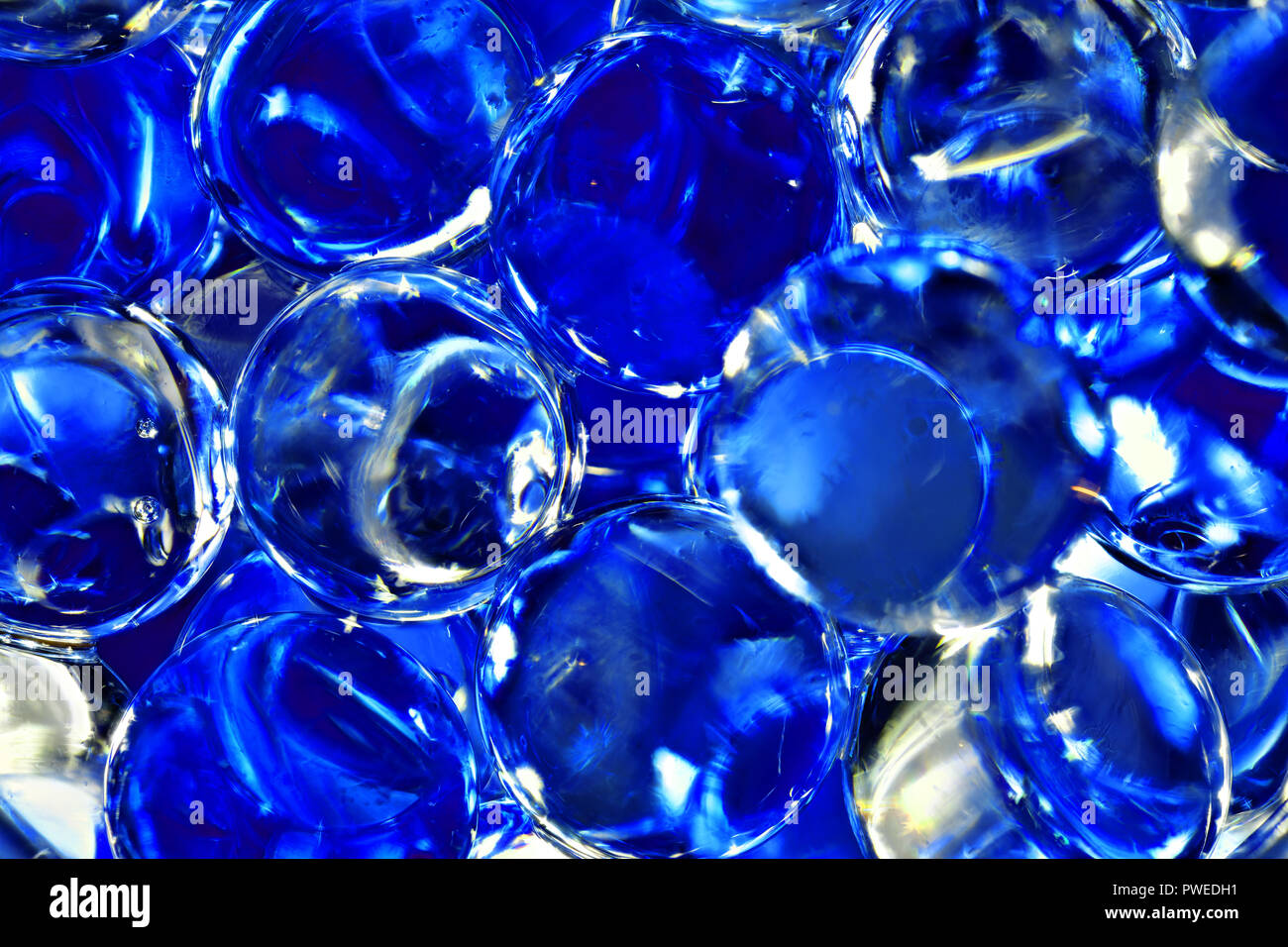 Disattivato blu colorato bolle profumate Foto Stock