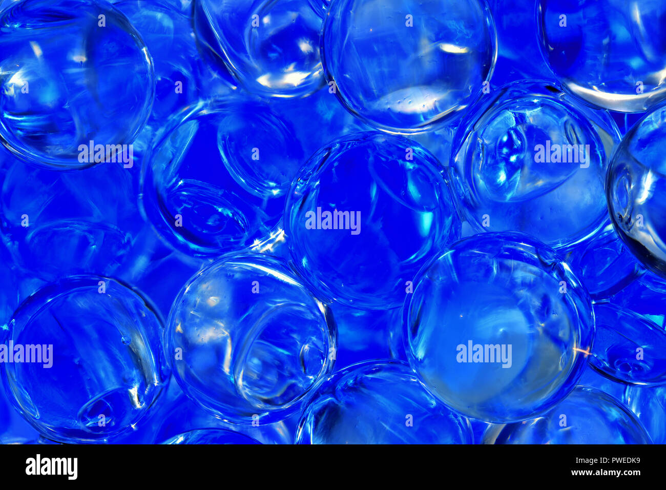 Disattivato blu colorato bolle profumate Foto Stock