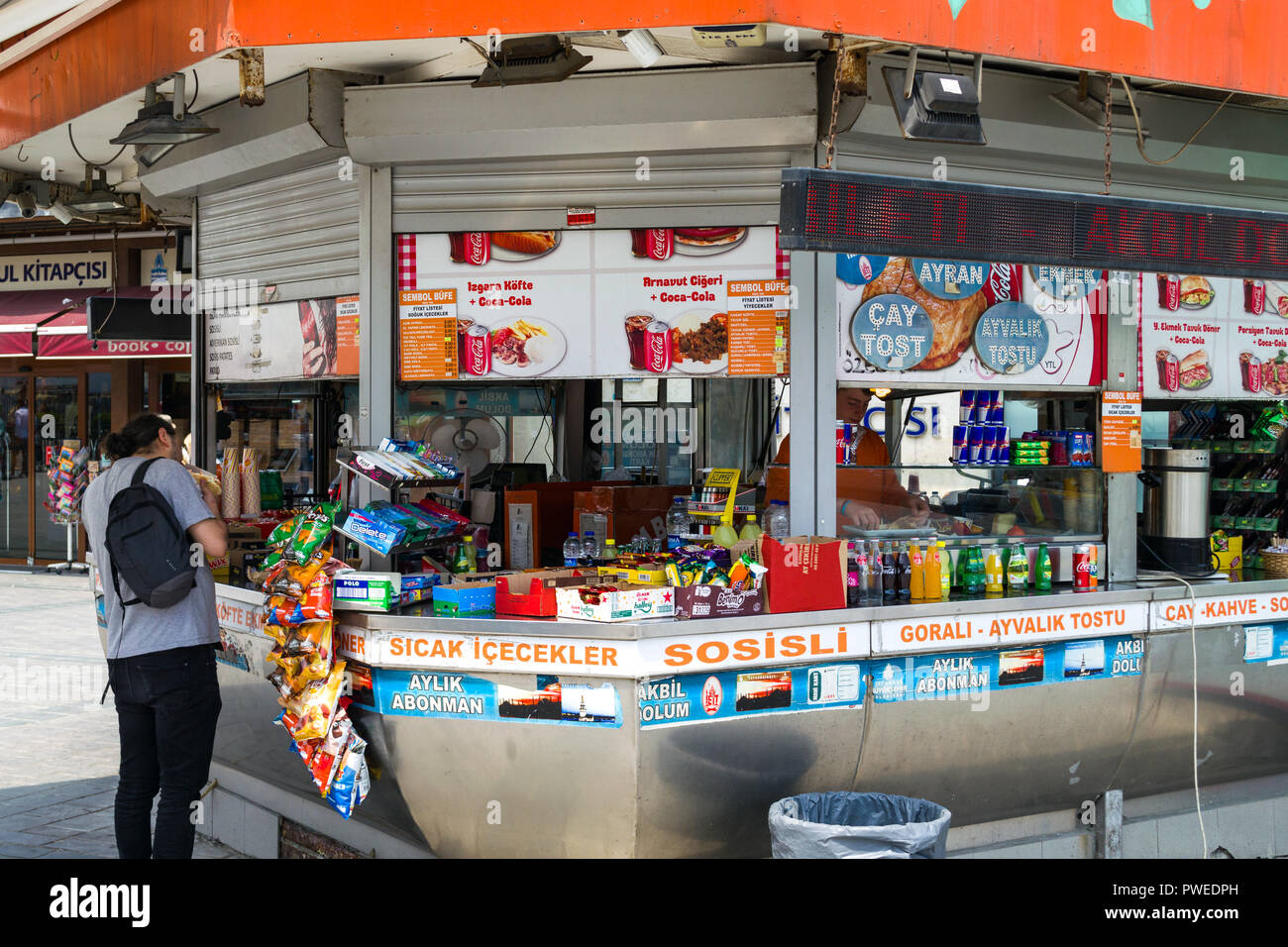 Un piccolo edificio di vendita spuntini, fast food e drink nel quartiere Eminonu, Istanbul, Turchia Foto Stock