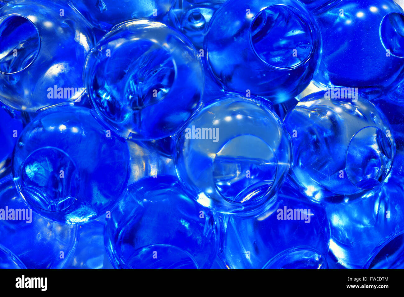 Disattivato blu colorato bolle profumate Foto Stock