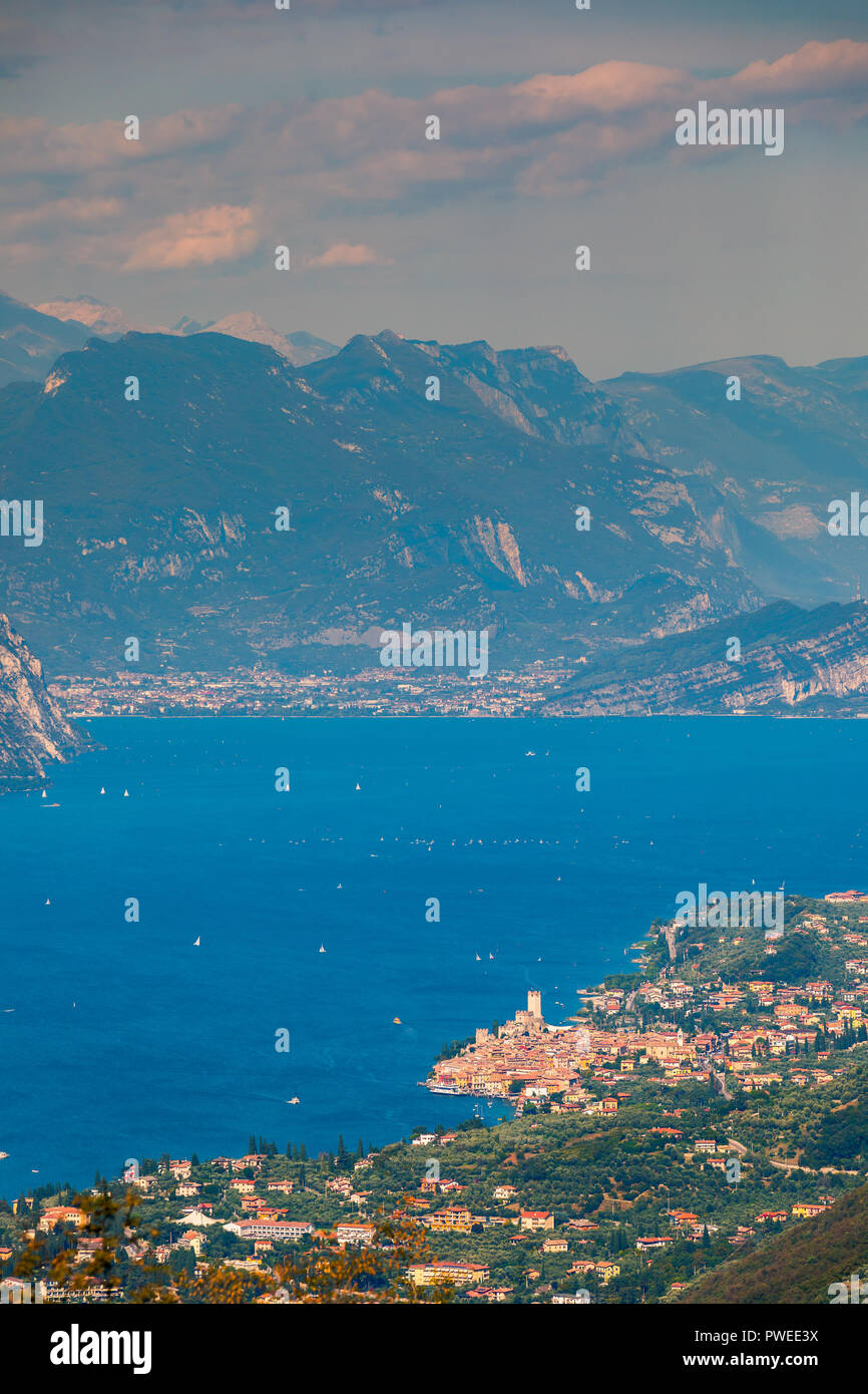 Malcesine è un comune, sulla riva orientale del Lago di Garda in provincia di Verona nella regione italiana Veneto. Foto Stock