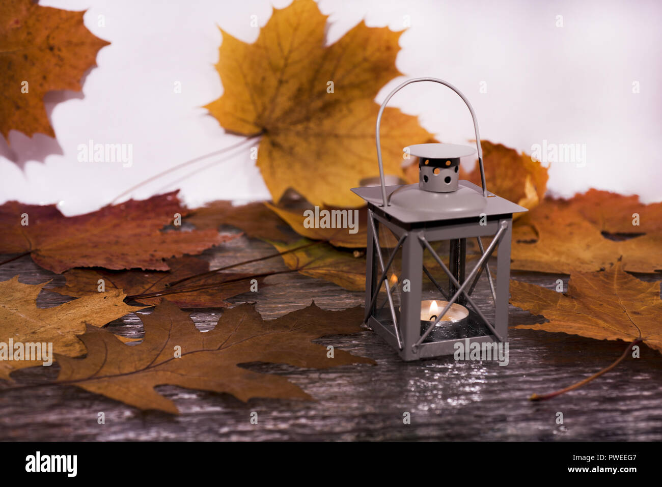 Ora legale. Orologio da parete andando al periodo invernale. Autunno astrazione. Caduta indietro nel tempo. Foto Stock