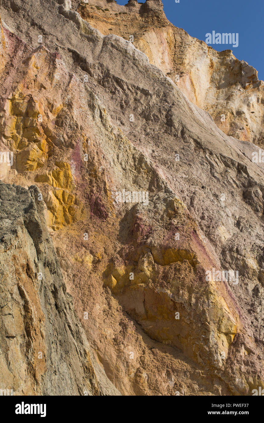 Chalk scogliere calcaree. Allume Bay. Scogliera. Erosione rivelando colouful sands e strati di calcare. Isola di Wight. Foto Stock