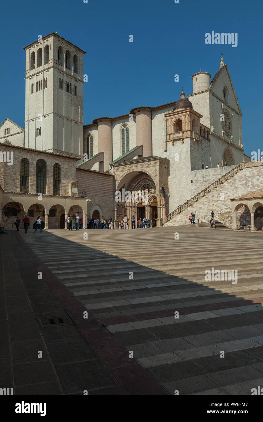 La Basilica di San Francesco d'Assisi da Piazza inferiore, Assisi, Perugia, Umbria, Italia Foto Stock