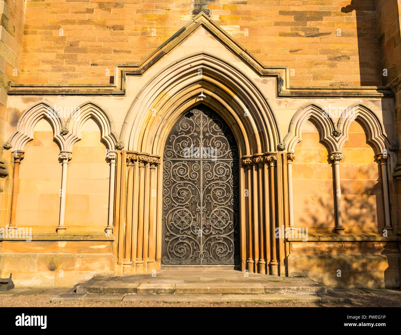 Arcuato portale ornato con elaborati porta, Vittoriano St Mary's Chiesa Episcopale, Dalkeith, Midlothian, Scotland, Regno Unito Foto Stock