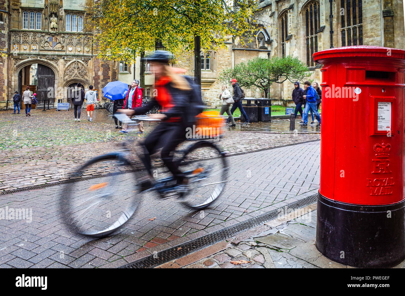Cambridge Cycling - studenti e pendolari pedalano attraverso il centro storico di Cambridge UK Foto Stock