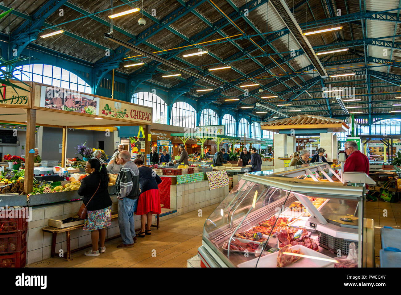 Mercato coperto nella città di Cognac, dipartimento Charente, Nouvelle-Aquitaine, Francia Foto Stock