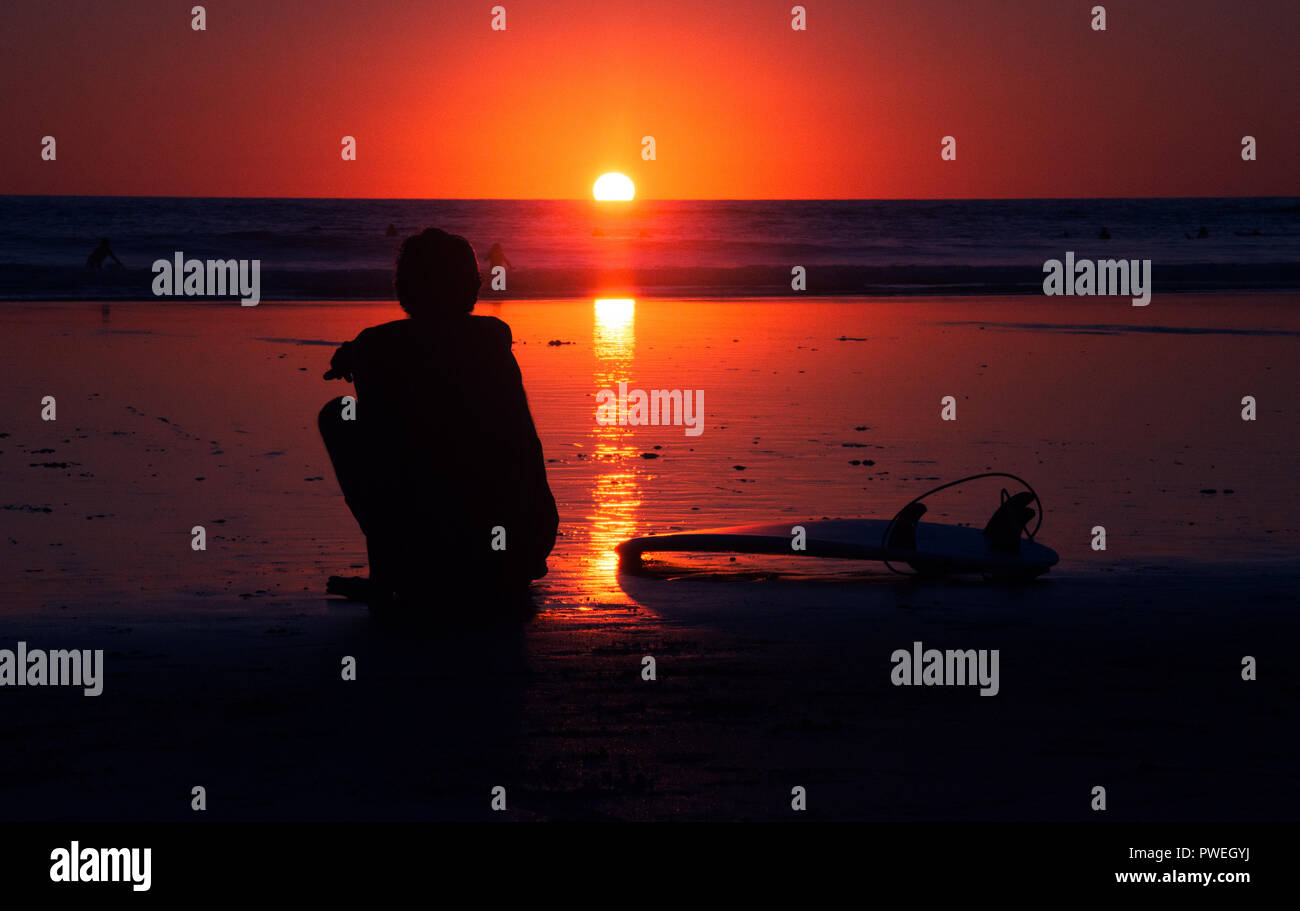 Surfer guardando il tramonto sul Pacifico messicano della Costa Playa Los Cerritos, BCS Foto Stock