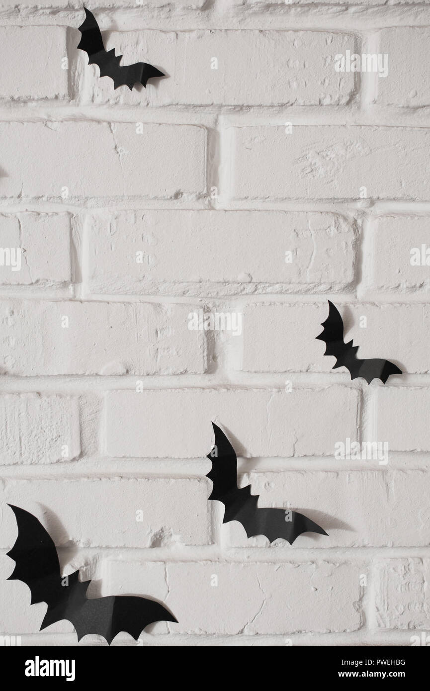 Pipistrelli di carta sulla parete. Casa decorazione per Halloween. Foto Stock