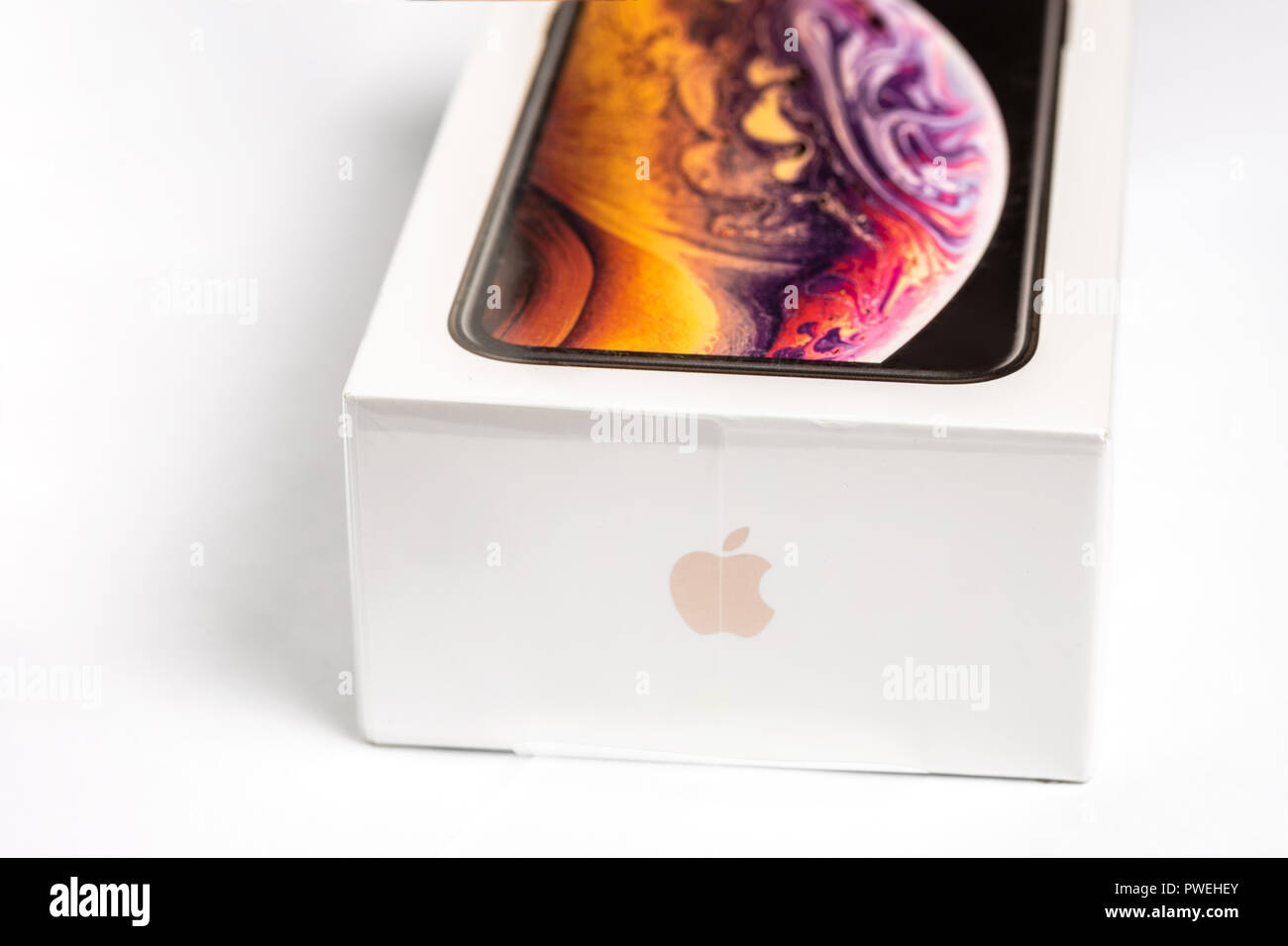 Xii Ottobre,2018-Kiev,Ucraina: Ultima Iphone XS in confezione chiusa sul tavolo bianco. Nuovissimo smartphone Apple su bianco scatola di marca in mobile store. Gadget moderno con doppia fotocamera e schermo OLED per la vendita Foto Stock