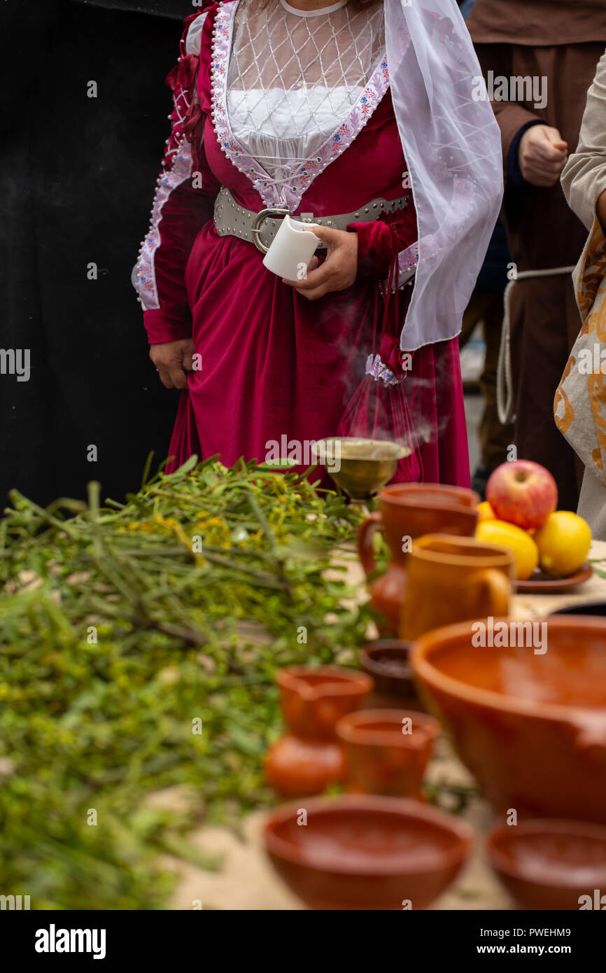 Donna che indossa un costume medievale sta tenendo in mano una candela Foto Stock
