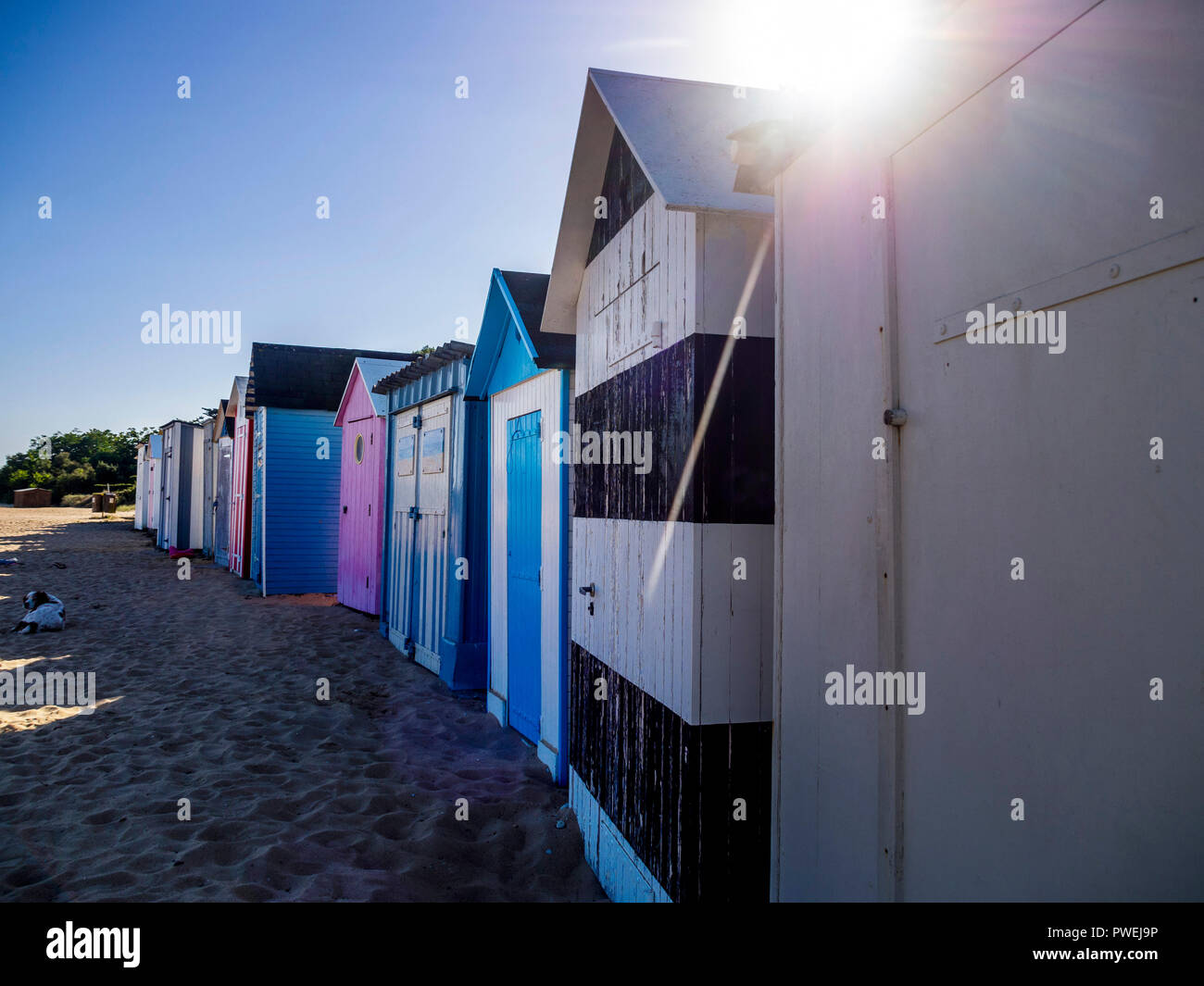 Colorate cabine da spiaggia di Saint-Denis-d'Oléron su Oleron Island, Charente-Maritime, Nouvelle-Aquitaine, Francia Foto Stock