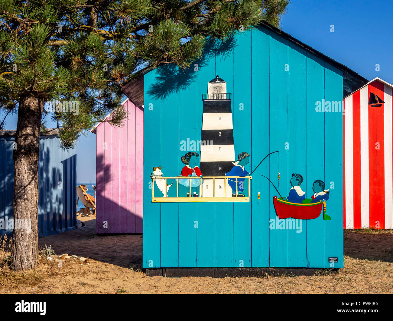 Colorate cabine da spiaggia di Saint-Denis-d'Oléron su Oleron Island, Charente-Maritime, Nouvelle-Aquitaine, Francia Foto Stock