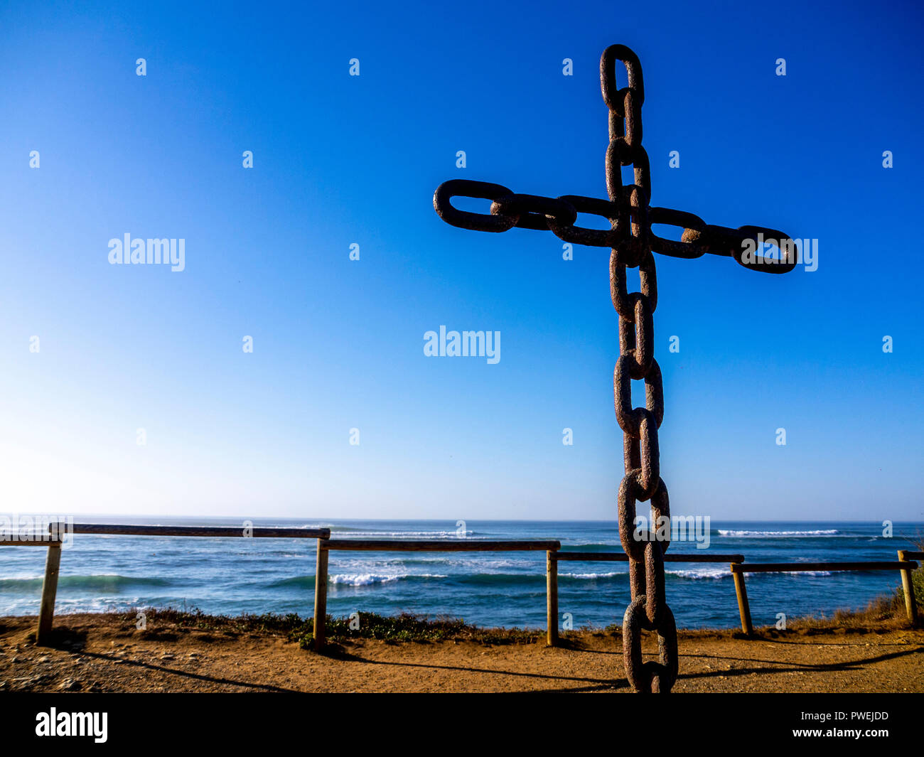 Croce di ferro e vista sull Oceano Atlantico, Oleron Island, Charente maritime, Nouvelle-Aquitaine, Francia Foto Stock