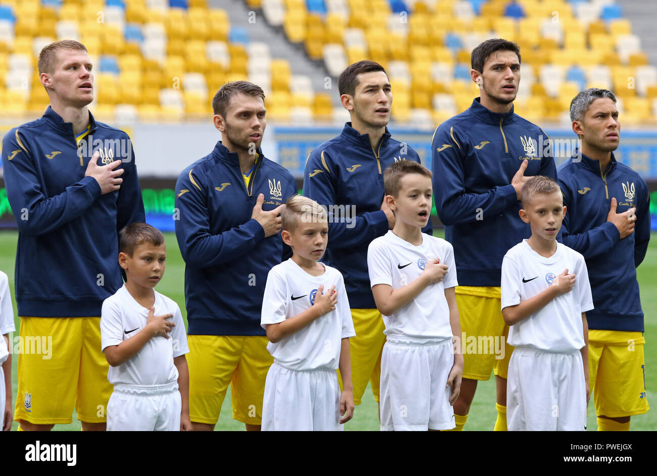 LVIV, Ucraina - 9 Settembre 2018: Ucraino giocatori ascoltare l'inno nazionale prima che la UEFA Nazioni League Ucraina v la Slovacchia a Arena Lvi Foto Stock