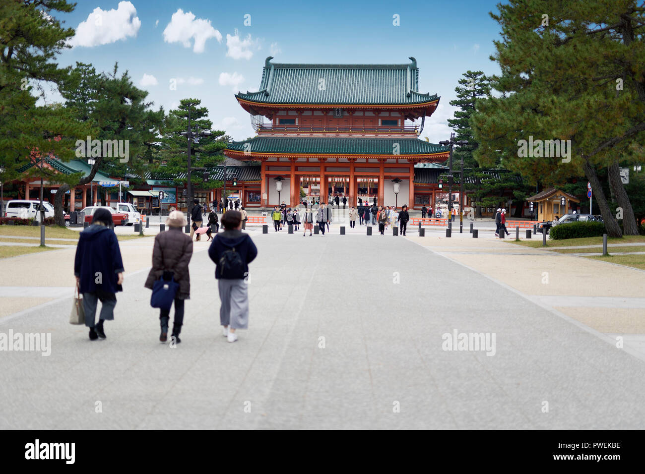 Persone che camminano verso il Santuario Heian Outen-mon porta principale di accesso, Heian jingu-centrale santuario scintoista, Sakyo-ku, Kyoto, Giappone 2017 Foto Stock
