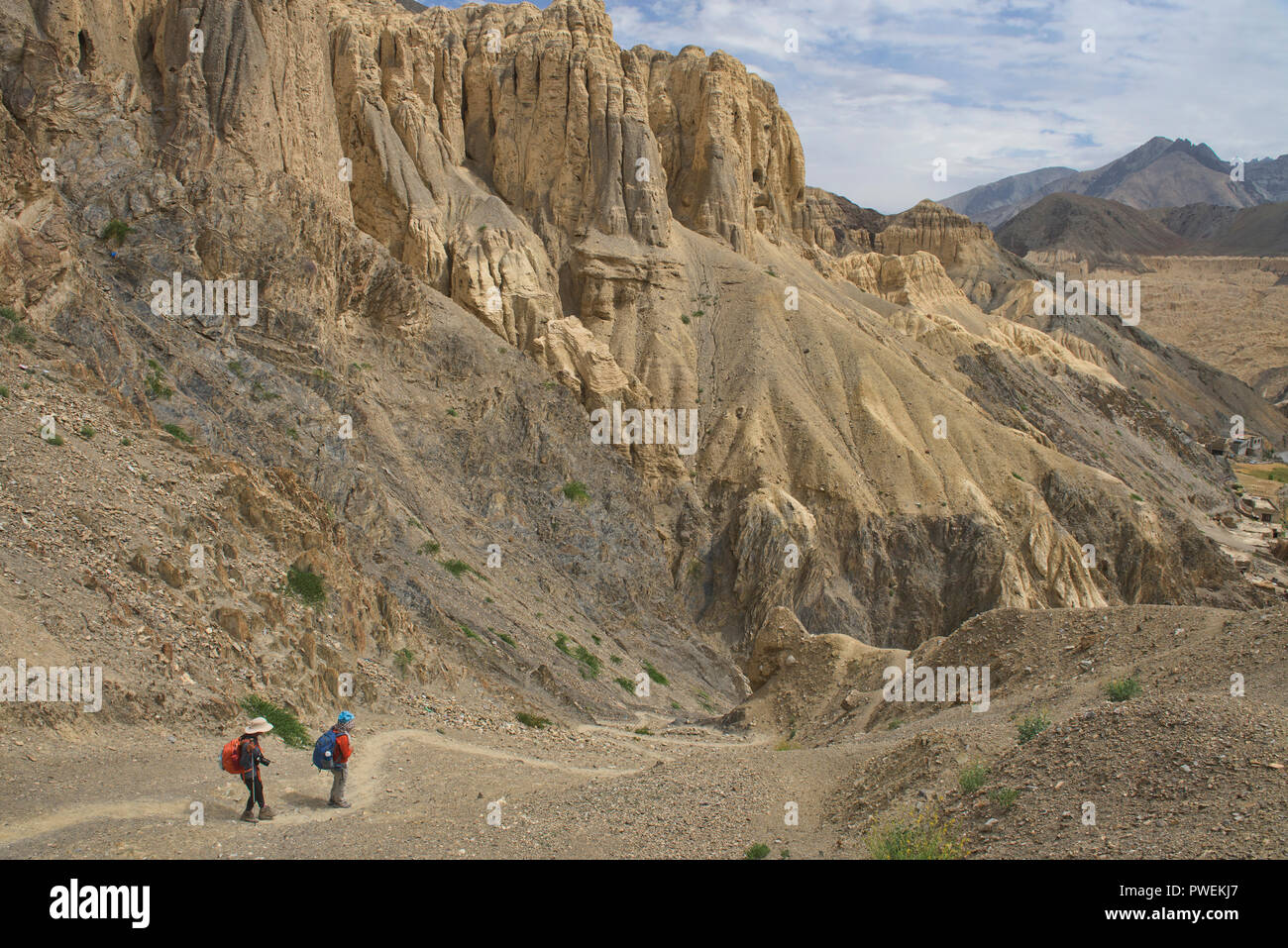 Trekking in moonscape nei pressi di Lamayuru, Ladakh, India Foto Stock