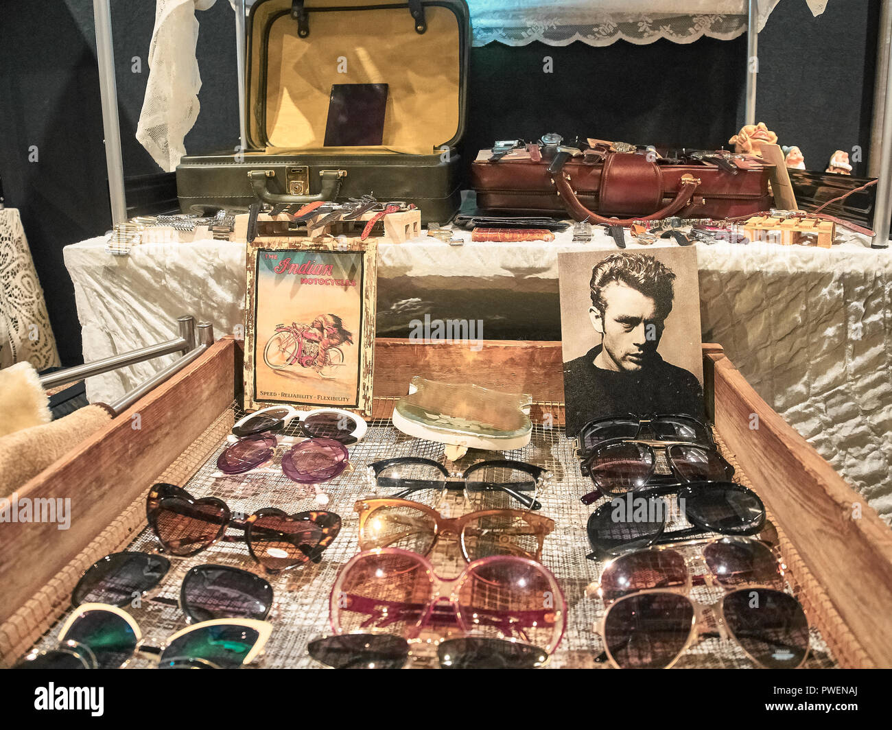 Milano, Italia - 14 Ottobre 2018: Shot di un cavalletto di occhiali da sole vintage. Il mercato orientale è un vintage mercato coperto che ha portato una volta al mese a Milano. Essi s Foto Stock