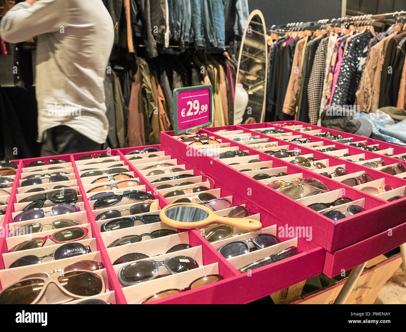 Milano, Italia - 14 Ottobre 2018: Shot di un cavalletto di occhiali da sole vintage. Il mercato orientale è un vintage mercato coperto che ha portato una volta al mese a Milano. Essi s Foto Stock