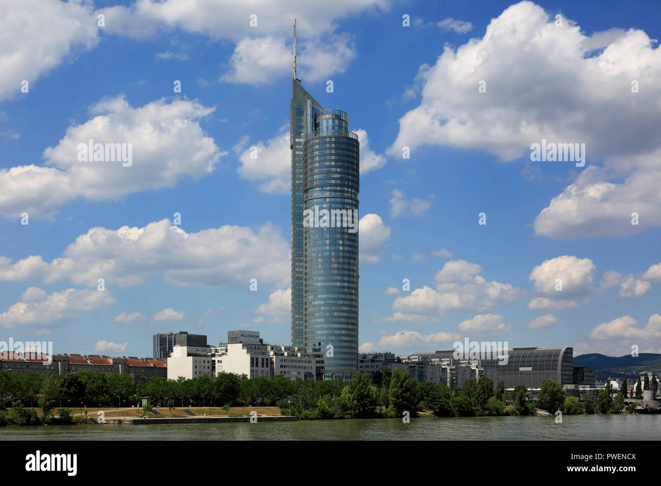Austria-Vienna, Danubio, capitale federale, Millenium Tower presso la Handelskai, commerciale Tower, grattacielo, cumulus nuvole, passeggiata sul Danubio, dalle rive del Danubio Foto Stock
