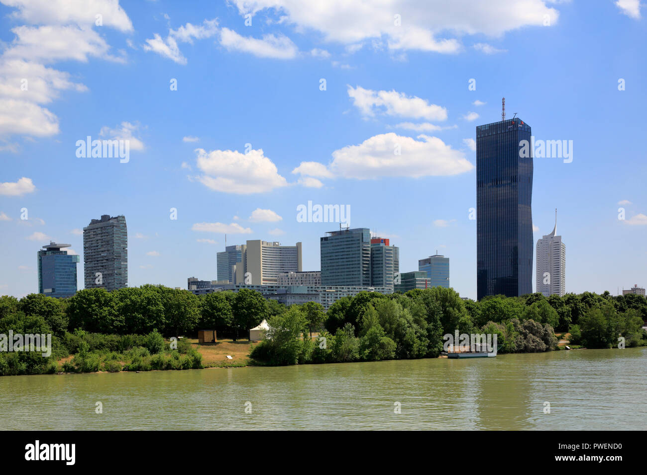 Austria-Vienna, Danubio, capitale federale, skyline del Donau City, f.l.t.r. Torre di Saturno, commerciale, Torre Mischek Tower, appartamento torre, UNO City con VIC Centro internazionale di Vienna e Austria Center Vienna, centro conferenze, Ares Tower, Torre commerciale, DC Tower 1, Torre commerciale, grattacielo, highrise Neue Donau, appartamento torre, paesaggio del fiume Danubio, paesaggio, passeggiata sul Danubio Danubio, cumulus nubi Foto Stock