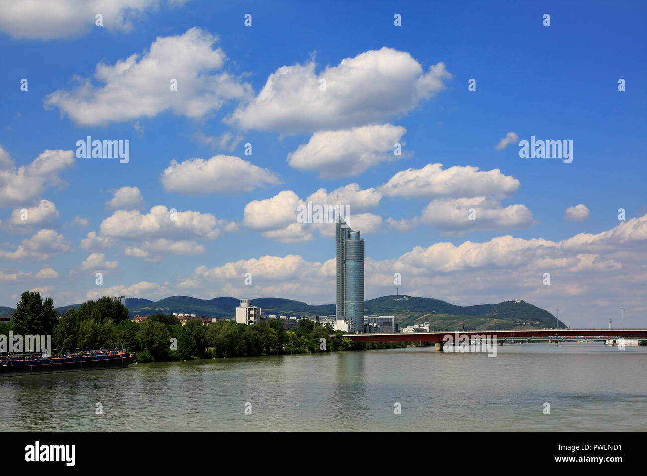 Austria-Vienna, Danubio, capitale federale, Millenium Tower presso la Handelskai, commerciale Tower, grattacielo, paesaggio del fiume Danubio, paesaggio, passeggiata sul Danubio Danubio, Brigittenau ponte tra Brigittenau e Floridsdorf, il ponte sul Danubio, cumulus nubi Foto Stock