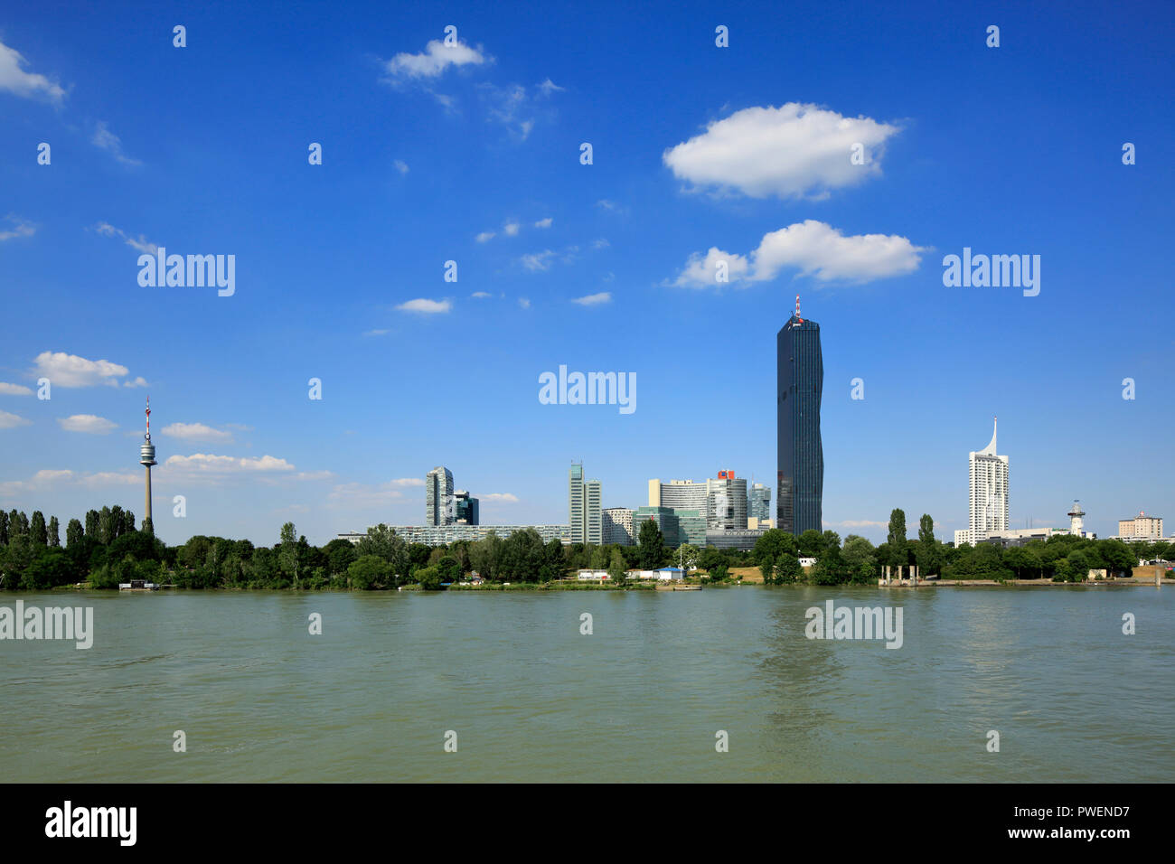 Austria-Vienna, Danubio, capitale federale, skyline del Donau City, f.l.t.r. Al Parco del Danubio con Donau Tower, Mischek Tower, torre residenziale, Saturno Tower, Torre commerciale, Ares Tower, Torre commerciale, UNO City con VIC Centro internazionale di Vienna e Austria Center Vienna, centro conferenze, IZD Tower, Torre commerciale, DC Tower 1, Torre commerciale, grattacielo, highrise Neue Donau, appartamento torre, paesaggio del fiume Danubio, paesaggio, passeggiata sul Danubio Danubio, cumulus nubi Foto Stock