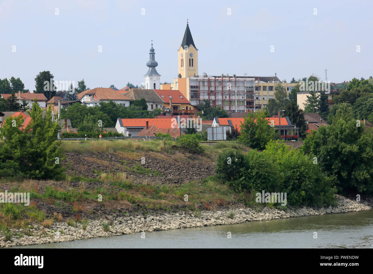 Ungheria, Sud oltre Danubio, Tolna County, Pak, Danubio, dalle rive del Danubio, vista città, Chiesa Riformata dietro e il cuore della Chiesa del Gesù, chiesa cattolica, edifici residenziali Foto Stock