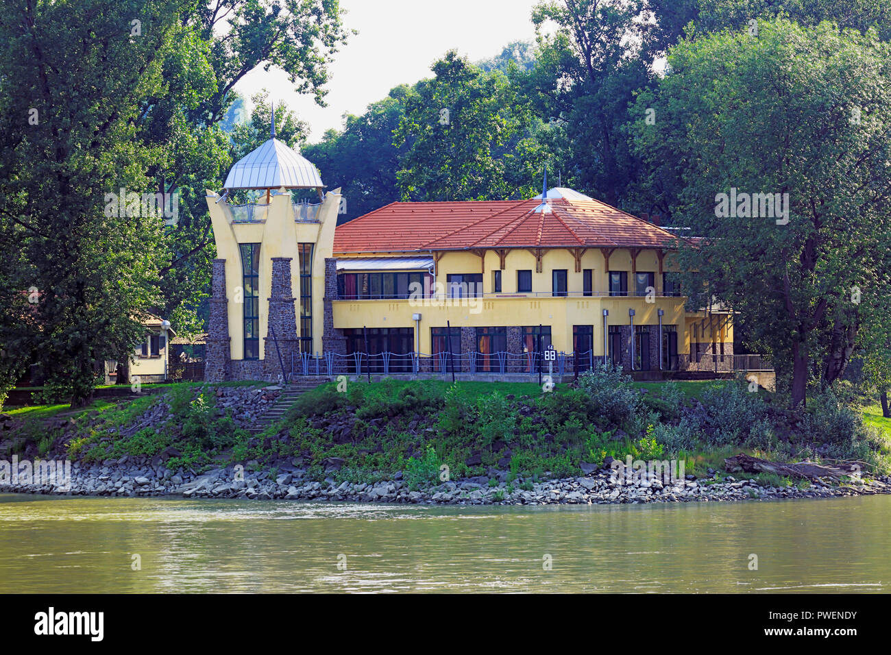 Rezeti-Holt-Duna, Sziget Hotel Veranka, informazioni segno, kilometrage del fiume Danubio, 1488 chilometri di fiume a sinistra verso la foce, navigazione sul Danubio, dalle rive del Danubio, fiume paesaggio vicino Baja, Ersekcsanad, Ungheria Ungheria del sud, la Pianura Pannonica, Sud della grande pianura ungherese, Bacs-Kiskun Affitto County, Veranka Isola, Danube-Drava National Park, Rezeti-Holt-Duna Foto Stock