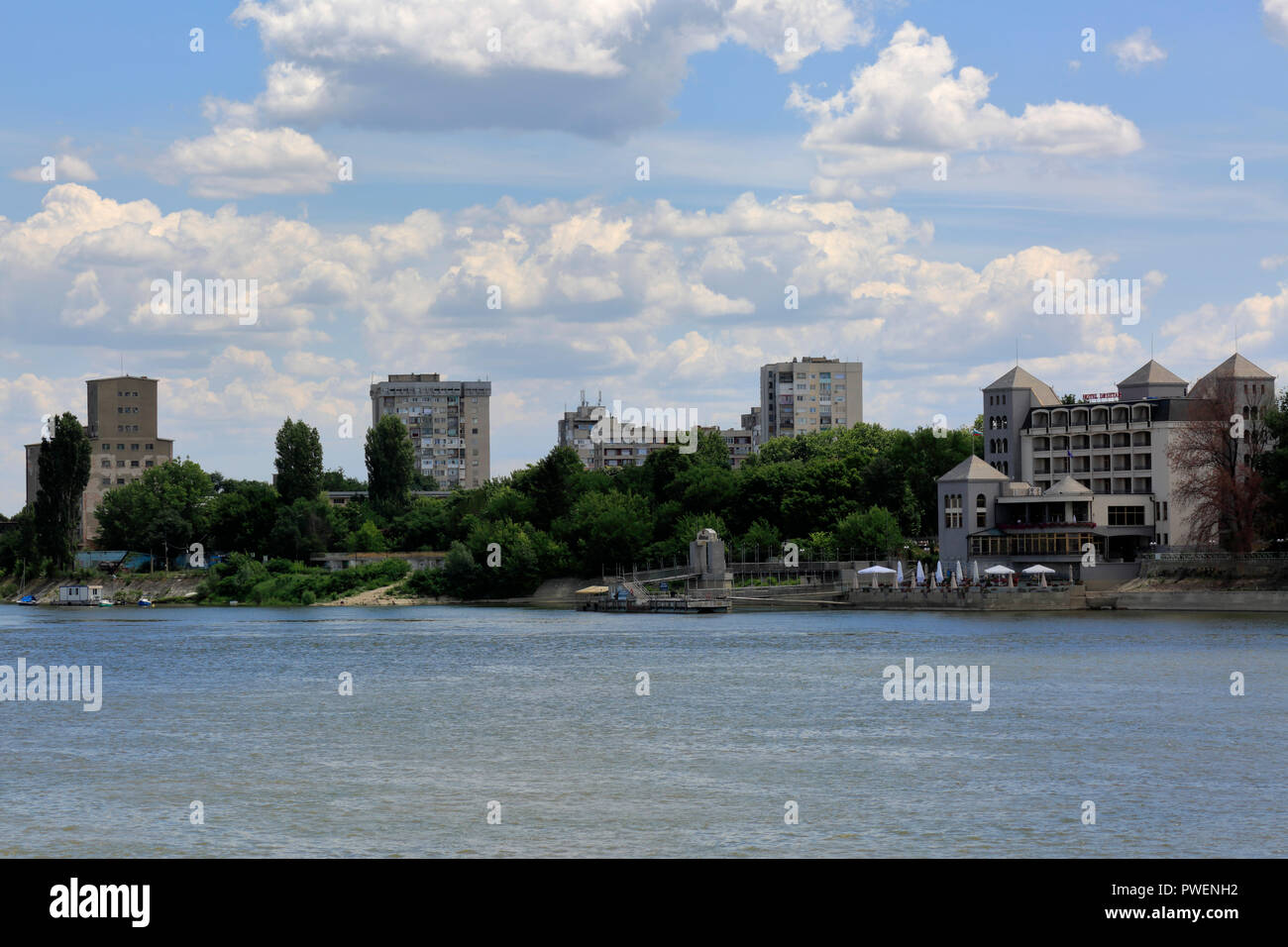 La Bulgaria, Silistra al Danubio, Dobruja, Dobrudja, Dobruja meridionale, blocchi di appartamenti e hotel Drustar, dalle rive del Danubio, Danubio paesaggio, paesaggio fluviale Foto Stock