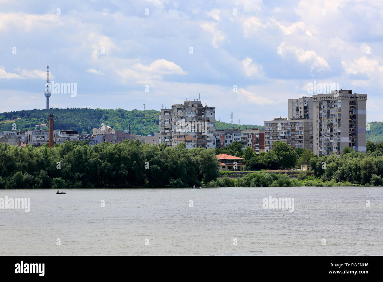La Bulgaria, nord-est della Bulgaria, Silistra al Danubio, Dobruja, Dobrudja, Dobruja meridionale, vista sulla città, la torre della televisione e blocchi di appartamenti, dalle rive del Danubio, Danubio paesaggio, paesaggio fluviale Foto Stock
