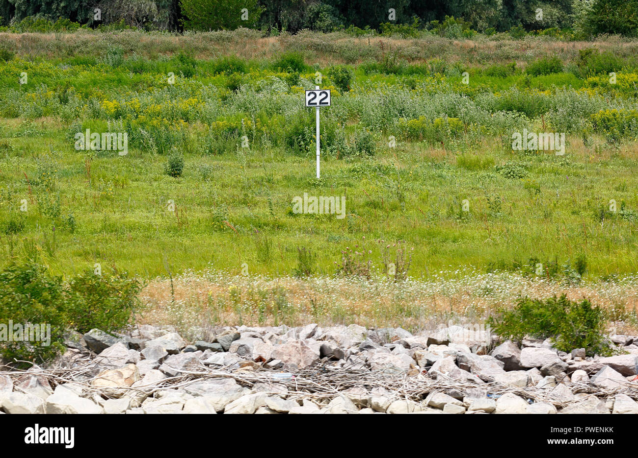 Informazioni segno, kilometrage del fiume Danubio, 22 chilometri di fiume a sinistra verso la foce, navigazione sul Danubio, dalle rive del Danubio, paesaggio fluviale Crisan vicino al ramo di Sulina, Romania, Tulcea contea, Dobrudja, il Delta del Danubio, Riserva della Biosfera del Delta del Danubio, sul delta del fiume, estuario del fiume Danubio in bocca al Mar Nero, Sito Patrimonio Mondiale dell'UNESCO, monumento naturale Foto Stock